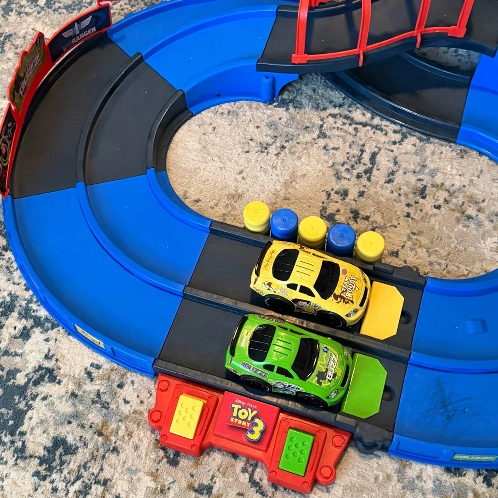 Disney Toy Story 3 Shake & Go Speedway Track with 2 Cars Buzz & Woody - Picture 3 of 8